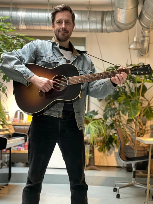 Sam Marlow singing and song writing coach